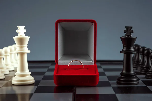 Šachové Figurky Šachovnici Krabice Zlatým Prstenem Hra Koncept Konfrontace Kariéry — Stock fotografie