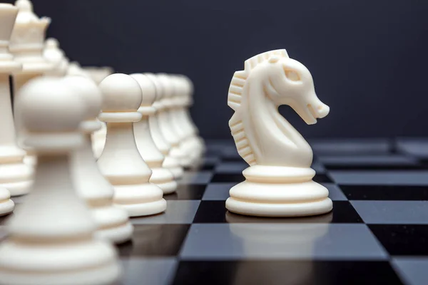 Šachové Figurky Šachovnici Rytířský Tah Hra Koncept Konfrontace Kariéry Soutěže — Stock fotografie