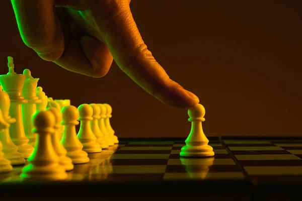 Zblízka Ruka Dělá Pěšák Pohyb Šachy Šachovnice Hra Konfrontace — Stock fotografie