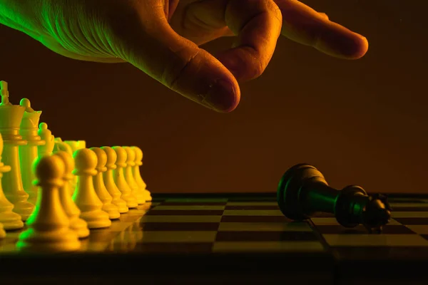 Zblízka Ruka Dělá Tah Šach Mat Šachy Šachovnice Hra Konfrontace — Stock fotografie