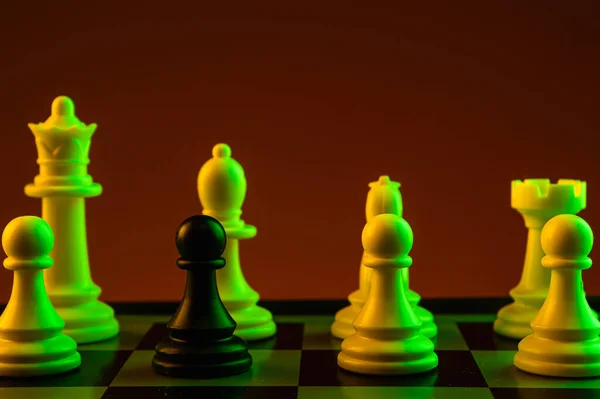 Шахові Фігури Чорний Пішак Білі Фігури Срібла Шахівниці Гра Концепція — стокове фото