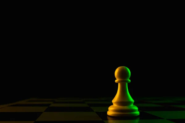 Detailní Záběr Bílého Pěšáka Šachovnici Šachy Hra Koncept Konfrontace Kariéry — Stock fotografie