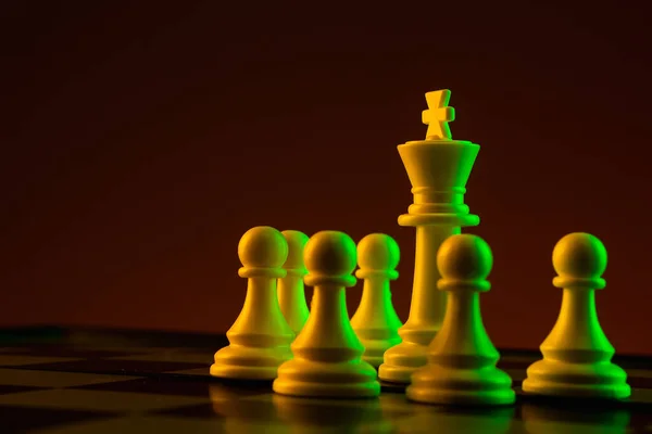 密接な手は ポーンの動き チェス チェスボード ゲーム 対決を作る — ストック写真