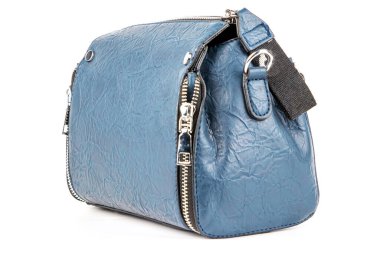 Mavi kadın çantası beyaz arka planda izole edilmiş. Kostüm aksesuarları konsepti