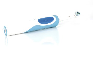 Beyaz arka planda izole edilmiş mekanik diş fırçası. Teknoloji konsepti