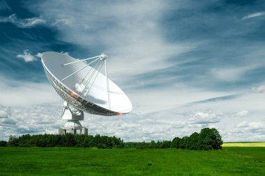 Beyaz Teleskop, mavi gökyüzünün arka planında büyük bir uydu anteni, radar. Teknoloji kavramı, dünya dışı yaşam arayışı, uzayın dinlenmesi. Karışık ortam, kopyalama alanı