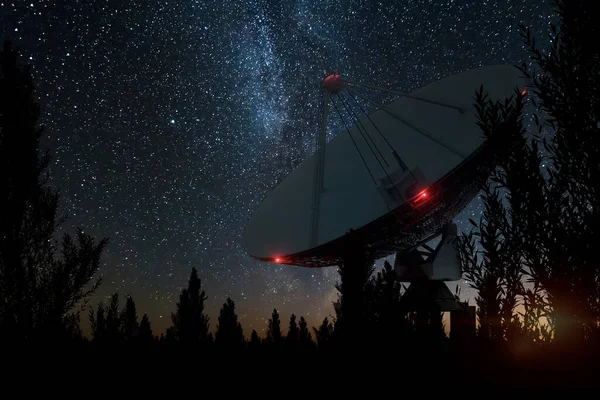 Rádiový Dalekohled Velký Satelitní Talíř Proti Noční Obloze Sleduje Hvězdy — Stock fotografie