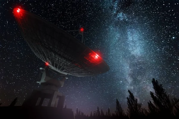 射电望远镜 一个巨大的卫星天线 在夜空中跟踪星星 技术概念 探索外星生命 窃听太空 混合介质 复制空间 — 图库照片