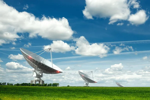 Télescope Radio Blanc Une Grande Antenne Parabolique Sur Fond Ciel — Photo