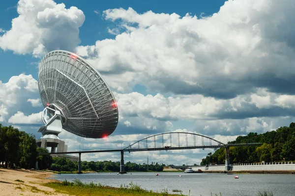 Bílý Radioteleskop Velký Satelitní Talíř Pozadí Modré Oblohy Radar Technologický — Stock fotografie