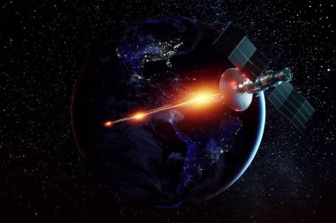 Uzay askeri uydusu, uzaydaki bir silah Dünya 'nın arka planına lazer fırlatıyor. Saldırı, teknoloji, uzay savaşı. Karışık ortam, kopyalama alanı. Görüntü NASA tarafından desteklenmektedir