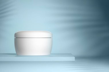 Ürün sunumu için kozmetik arka plan. Gölgeli mavi arka plan. Minimum geometrik şekil. Modern tasarım. 3B görüntüleme, 3B illüstrasyon
