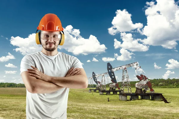 Petrol Pompasının Arka Planında Çalışan Bir Işçi Endüstriyel Petrol Üretimi — Stok fotoğraf