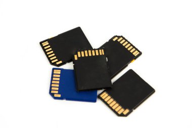 hafıza kartları beyaz arkaplanda izole edildi.