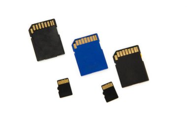 hafıza kartları beyaz arkaplanda izole edildi.