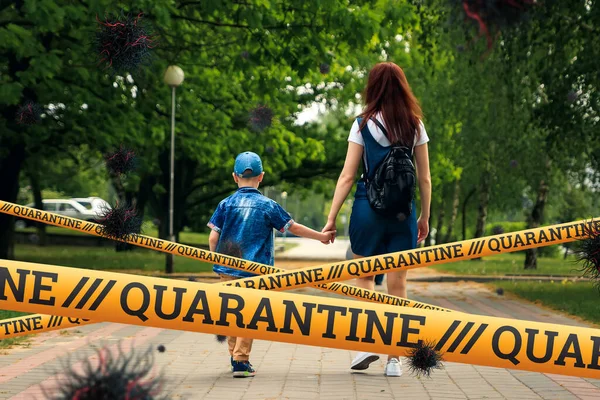 Quarentena Barreira Amarela Fita Proibida Isolamento Mãe Filho Caminham Pela — Fotografia de Stock