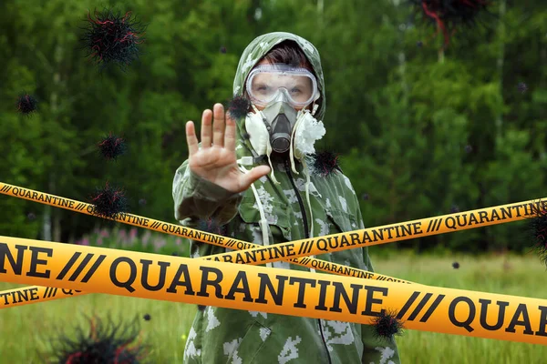 Barriera Quarantena Nastro Giallo Proibito Isolamento Coronavirus Uomo Con Una — Foto Stock