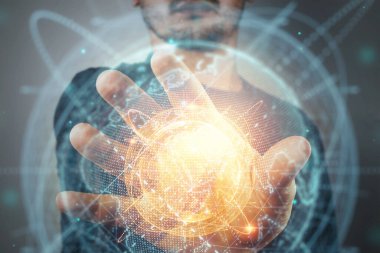 İş adamı elinde Dünya gezegeninin hologramını tutuyor. Küreselleşme, ağ, hızlı internet, iletişimde yeni teknolojiler. Boşluğu Kopyala Karışık ortam