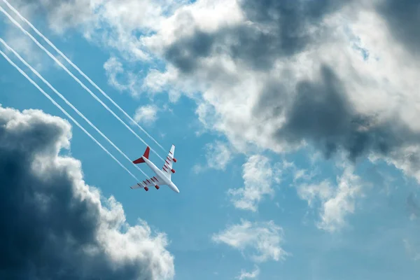 Osobní Letadlo Letadlo Pozadí Modrého Oblohy Spodní Pohled Koncept Cestování — Stock fotografie