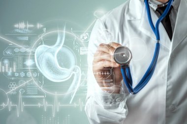 Doktor, mide hologramının arka planına karşı, endoskopi prosedürü. Sindirim sistemi ve mide hastalığı konsepti. Karışık ortam, kopyalama alanı