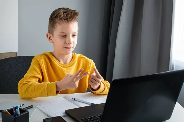 Učení Dálku Chlapec Učí Matematiku Zatímco Dívá Notebook Buk Během — Stock fotografie