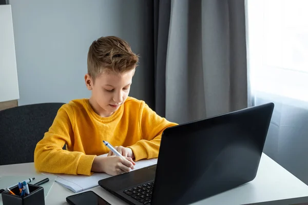 Child Boy Yellow Jacket Sitting Table Home Looking Laptop Online — Stock Photo, Image