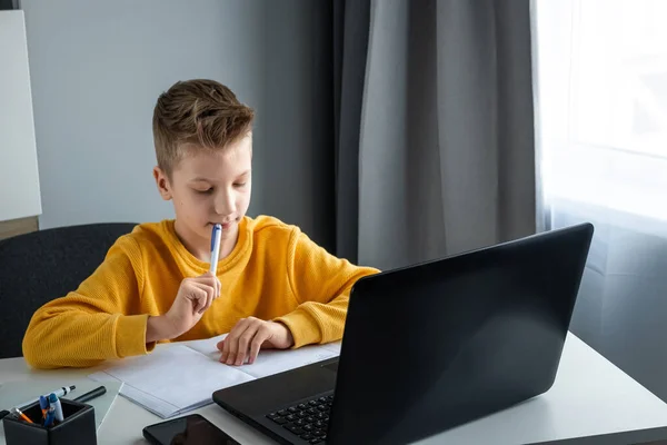 Učení Dálku Chlapec Učí Matematiku Zatímco Dívá Notebook Buk Během — Stock fotografie