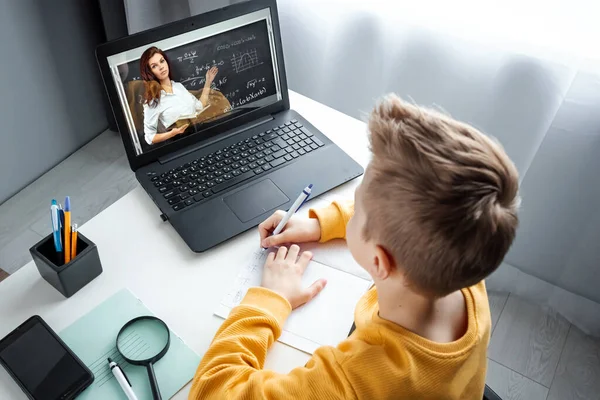 Fernstudium Ein Junge Lernt Mathe Während Während Einer Online Lektion — Stockfoto