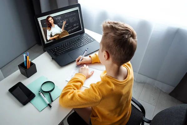 Ein Kind Ein Junge Gelber Jacke Sitzt Hause Einem Tisch — Stockfoto