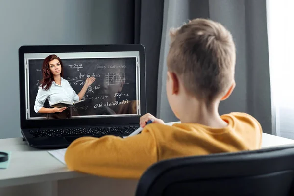 Fernstudium Ein Junge Lernt Mathe Während Während Einer Online Lektion — Stockfoto