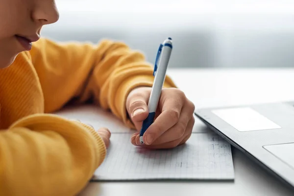 Hand Ett Barn Med Penna Närbild Gör Läxor Begreppet Online — Stockfoto