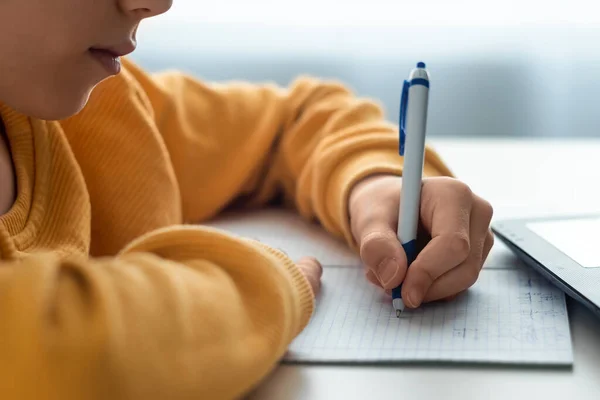 Mano Niño Con Bolígrafo Cerca Haciendo Tarea Concepto Aprendizaje Línea —  Fotos de Stock