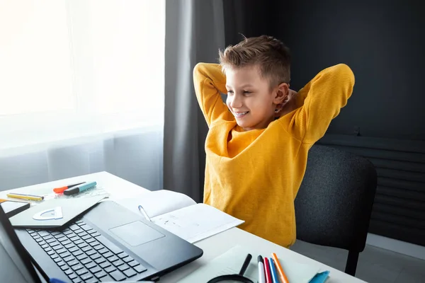 Dítě Chlapec Žluté Bundě Sedí Doma Stolu Dívá Notebook Line — Stock fotografie