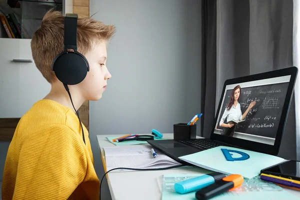 Fernstudium Ein Junge Mit Kopfhörern Sitzt Hause Einem Tisch Und — Stockfoto