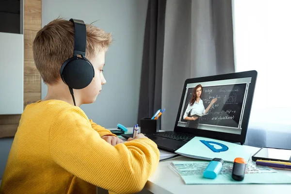 Fernstudium Ein Junge Mit Kopfhörern Sitzt Hause Einem Tisch Und — Stockfoto