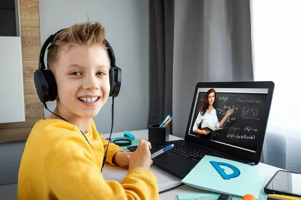 Fernstudium Ein Junge Mit Kopfhörern Sitzt Hause Einem Tisch Und — Stockfoto