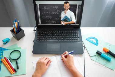 Evde dizüstü bilgisayar kullanan güzel bir kız, online eğitim konsepti, dizüstü bilgisayarın arkasında fen eğitimi alıyor. Webinar izlemek, sosyal ağlarda arkadaş aramak. Modern teknolojiler