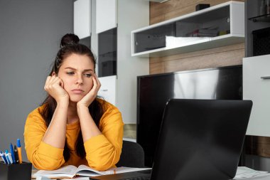 Evde dizüstü bilgisayar kullanan güzel bir kız, online eğitim konsepti, dizüstü bilgisayarın arkasında fen eğitimi alıyor. Webinar izlemek, sosyal ağlarda arkadaş aramak. Modern teknolojiler