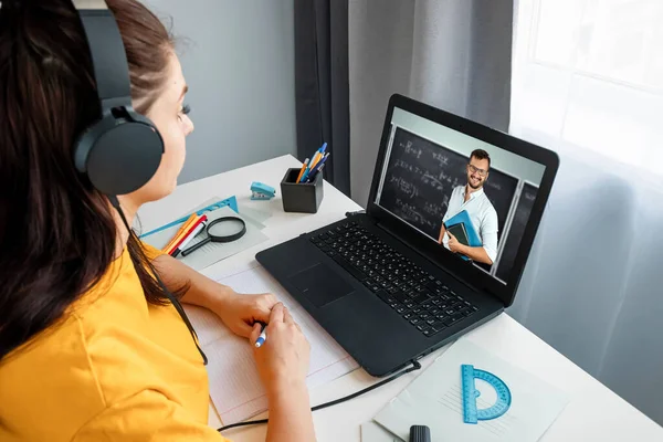 Menina Bonita Usando Laptop Estudando Casa Conceito Educação Line Estudando — Fotografia de Stock