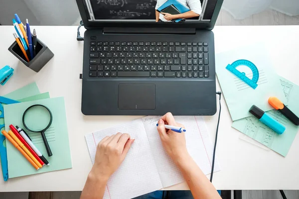 Schöne Mädchen Mit Laptop Hause Studieren Online Bildungskonzept Studium Der — Stockfoto