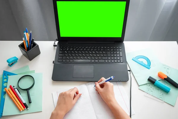 Weibliche Hände Benutzen Einen Laptop Mit Grünem Bildschirm Draufsicht Attrappe — Stockfoto