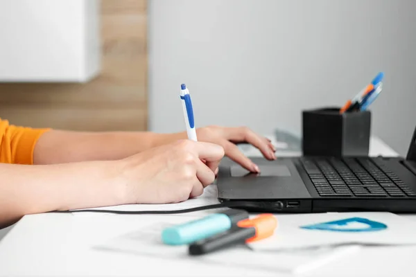 Schöne Mädchen Mit Laptop Arbeiten Hause Konzept Der Online Arbeit — Stockfoto