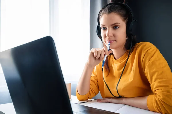 Schöne Mädchen Mit Laptop Hause Studieren Online Bildungskonzept Studium Der — Stockfoto