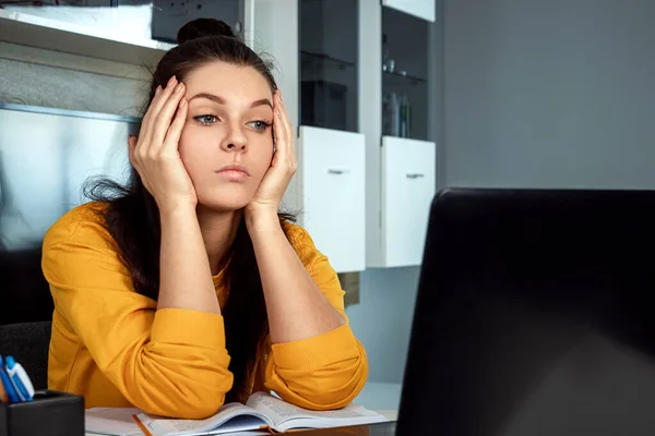 Hermosa Chica Usando Ordenador Portátil Trabajo Casa Concepto Trabajo Línea — Foto de Stock