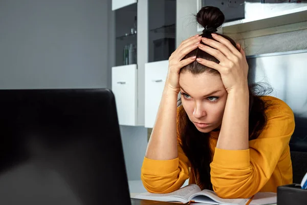 Beautiful Girl Using Laptop Studying Home Online Education Concept Studying — Stock Photo, Image