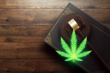 Yargıç tokmağı, kenevir yaprağı marihuana, esrar ve mahkemenin tüketici sembolü. Esrarın yasallaştırılmasının yasaklanması, cezai yükümlülük, tıbbi esrarın yasallığı