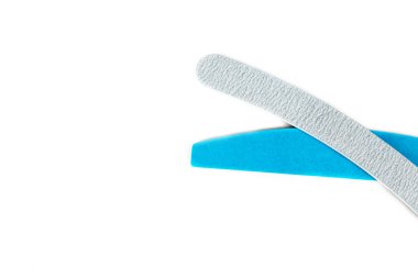 Beyaz arkaplanda tırnak dosyaları izole edildi. Manikür konsepti, vücut bakımı. Yaratıcı arkaplan, kopyalama alanı