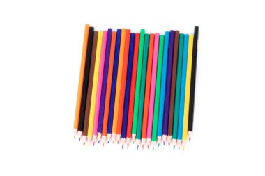 Beyaz arkaplanda izole edilmiş renkli kalemler. Yaratıcı arkaplan, kopyalama alanı