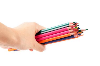 Eldeki renkli kalemler beyaz arkaplanda izole edilmiş. Yaratıcı arkaplan, kopyalama alanı