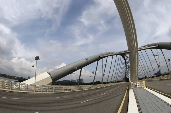 Металлический мост — стоковое фото